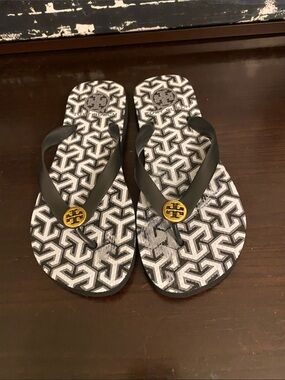 Authentic Tory Burch Black Strap Flip Flops with Gold Logo Women’s Size 6